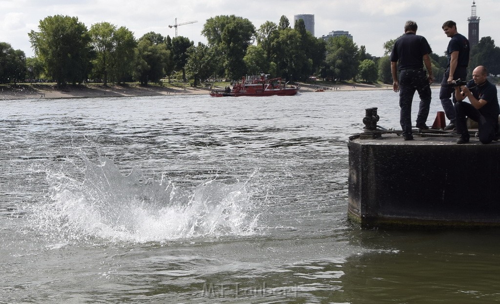 Uebung BF Taucher und Presse Koeln Zoobruecke Rhein P283.JPG - Miklos Laubert